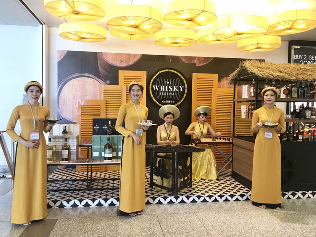 NIA-to-chuc-thu-nuoc-hoa-my-pham-va-do-uong-cho-ha