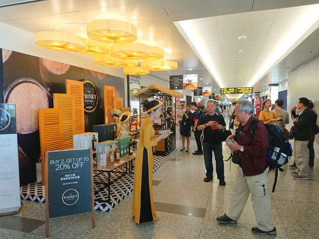 NIA-to-chuc-thu-nuoc-hoa-my-pham-va-do-uong-cho-ha