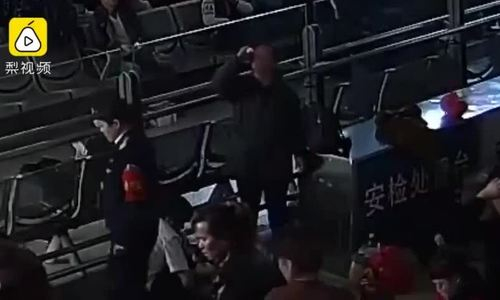 khong-duoc-mang-ruou-qua-cong-an-ninh-khach-nu-uon