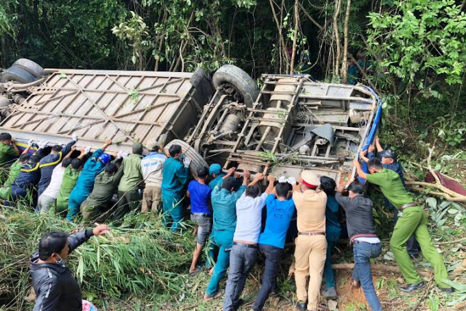 1.Hiện trường vụ lật xe khách giường nằm tại tỉnh 