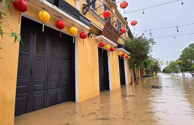 Đường Bạch Đằng TP. Hội An bị ngập chìm sâu