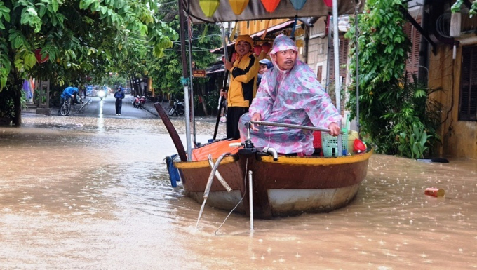 Người dân dùng ghe để di chuyển trên Phố cổ Hội An
