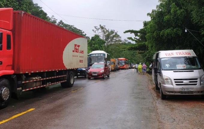 Tuyến QL 14B bị ách tắc nhiều giờ do sạt lở