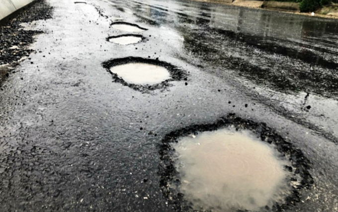 Ổ gà xuất hiện trên QL1 đoạn qua Thừa Thiên Huế