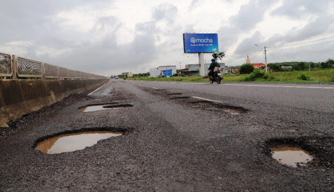 sau mưa nhiều ổ gà xuất hiện tại QL1 đoạn qua tỉnh