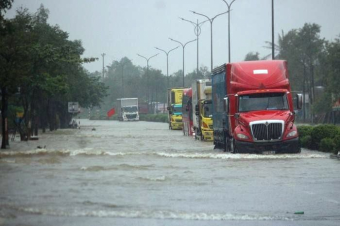 QL1 nhiều đoạn qua khu vực miền Trung bị ngập nặng