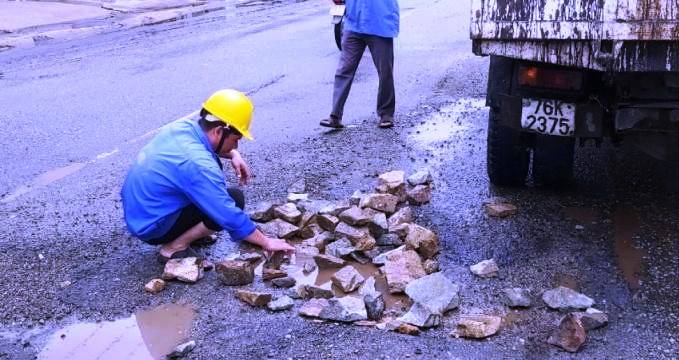 Mặt đường khắc phục trở lên nham nhở, nguy hiểm