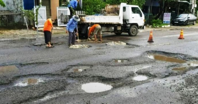 Nhiều ổ gà xuất hiện trên QL1 đoạn qua tỉnh Quảng 