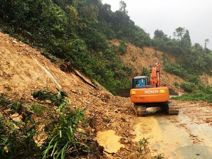 Nhiều tuyến đường tiếp cận hiện trường đều bị sạt 
