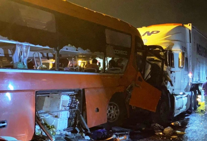 Chiếc xe khách bị hư hỏng nặng