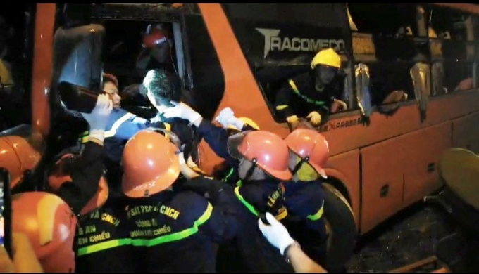 Lực lượng cứu hộ đ tập chung đưa nạn nhân mắc kẹt 