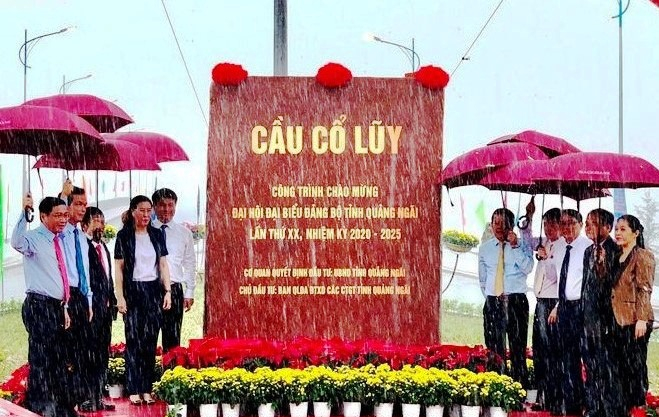 Các đại biểu dự lễ gắn biển công trình