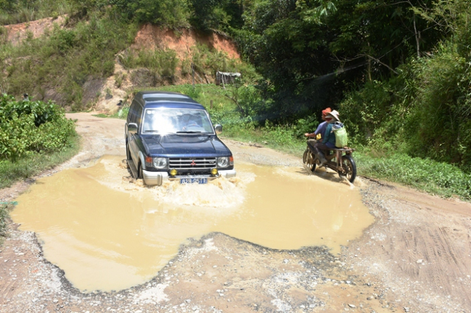 ảnh 4- Trên mặt đường xuất hiện nhiều hố sâu đến c