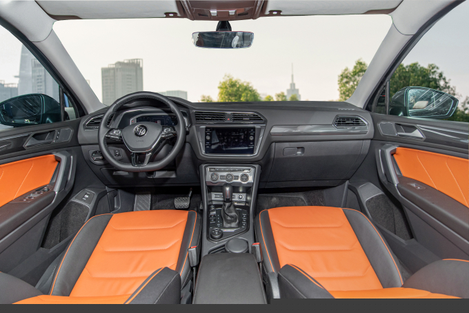 2. Tiguan Luxury S - Nội thất cam-đen