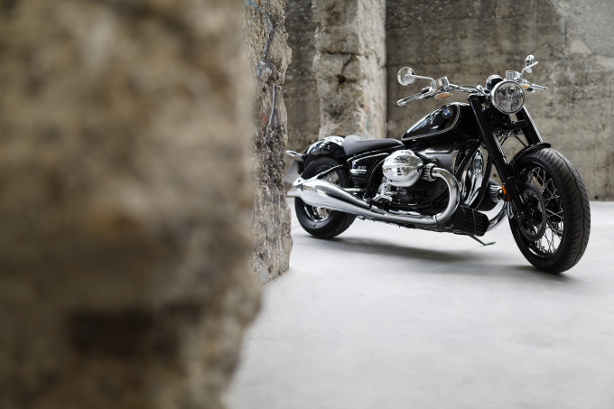 P90405727_highRes_bmw-r-18-first-editi