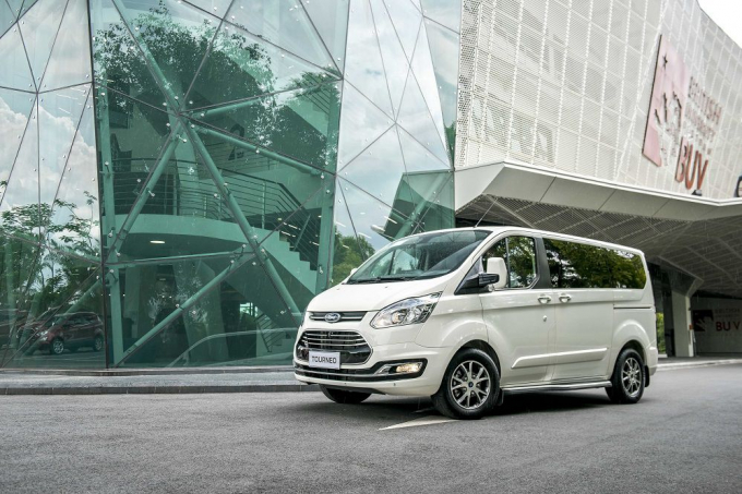 xe-ford-tourneo-moi-14-1