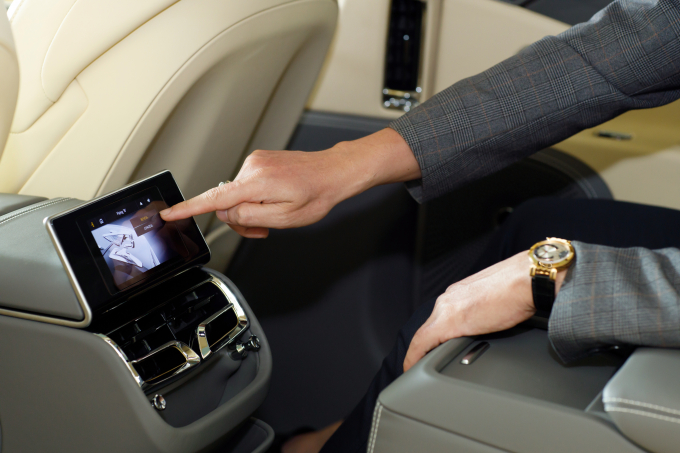 Bảng điều khiển hàng ghế sau(1)