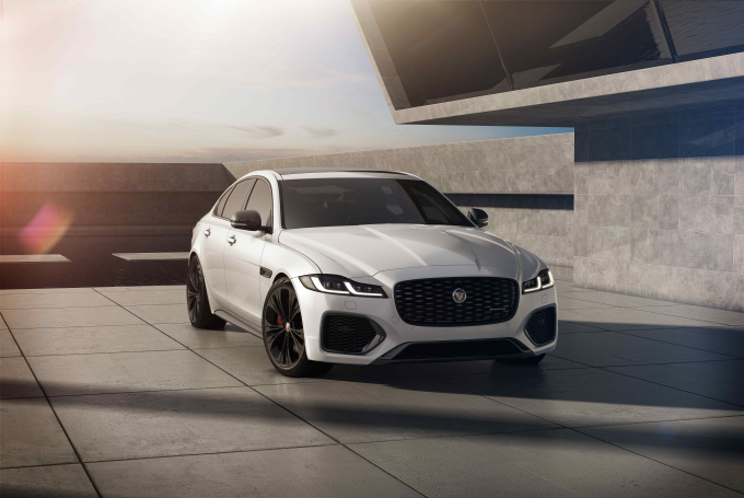 Jag_XF_22MY_02_R-Dynamic_Black_Front_3-4_250821
