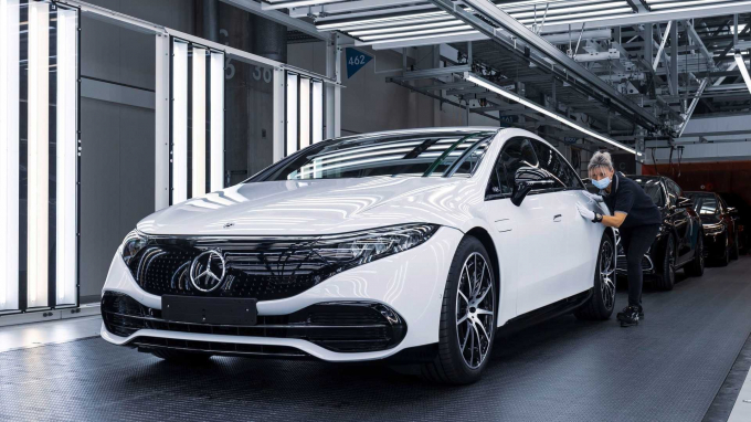 mercedes-benz-eqs-production2-16287369428567248047