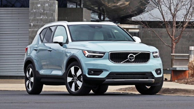 co-nen-mua-xe-volvo-xc40-2020-01
