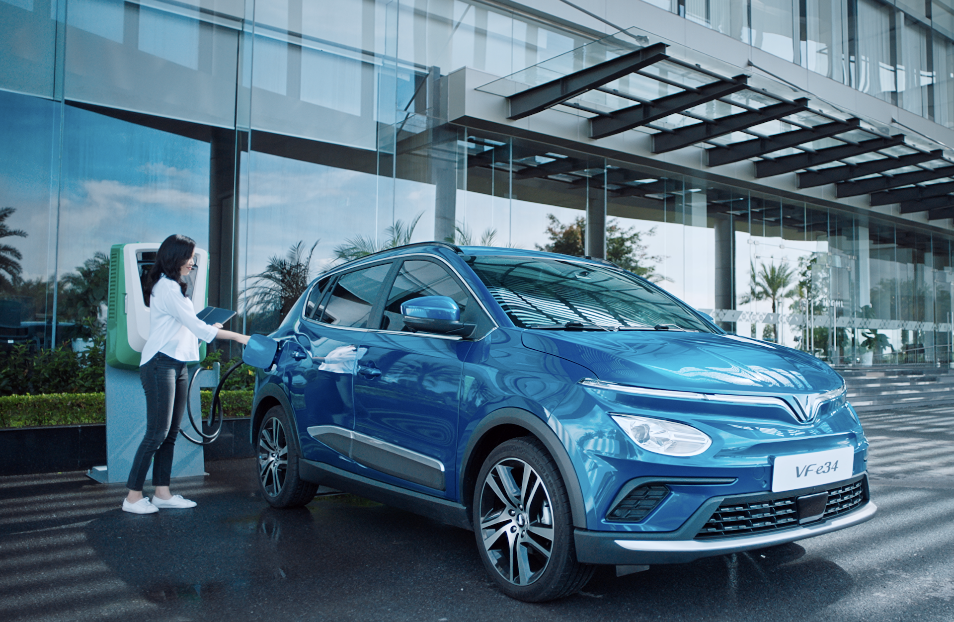 VF e34_Cam sac vao xe