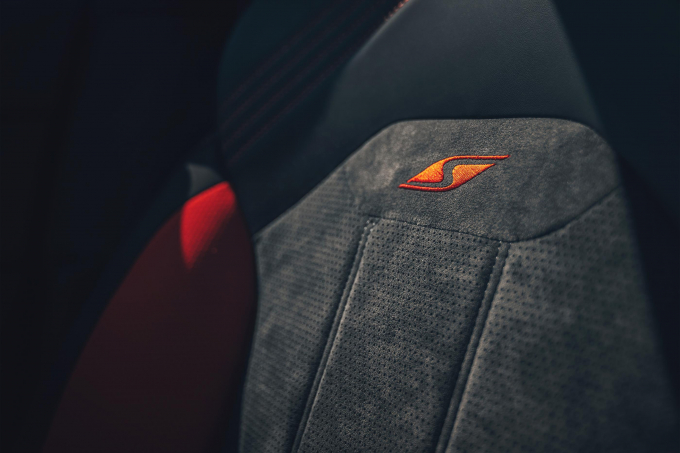 Logo chữ “S” được thêu tay tạo nên dấu ấn riêng ch