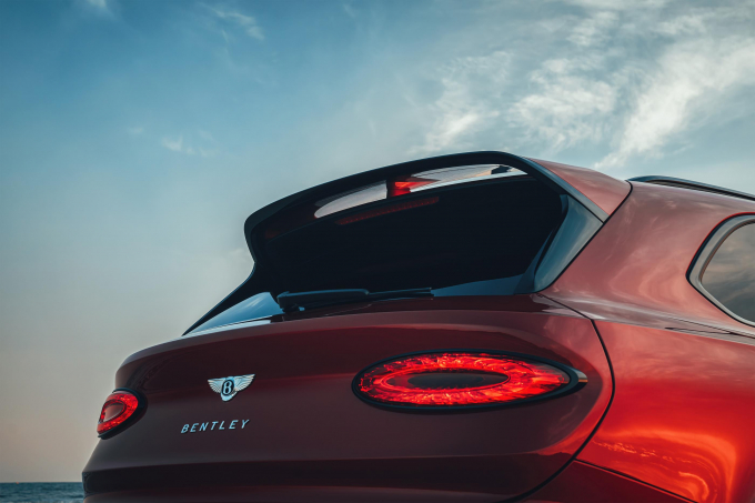 Viền đèn hậu thay thế bằng màu đen tạo nên sự mạnh