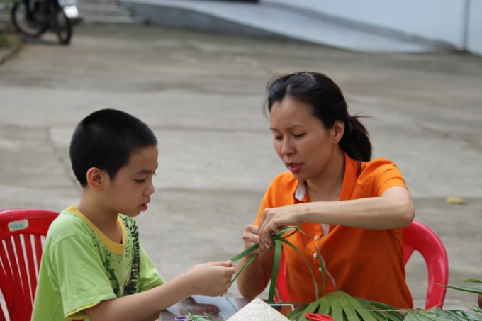 Đồ chơi bằng lá