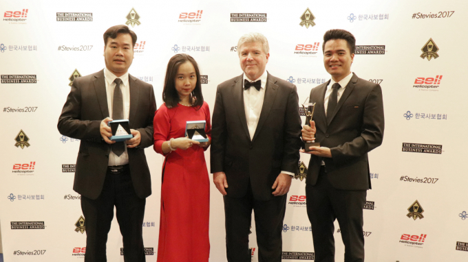 Dai dien Viettel nhan giai thuong Stevie Award 201