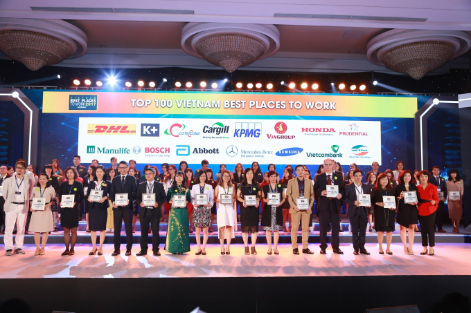 Dai dien Viettel (thu 2 tu ben phai) nhan giai thu