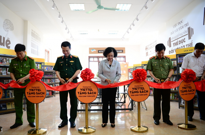 Ba Truong Thi Mai va Thieu tuong Nguyen Manh Hung 