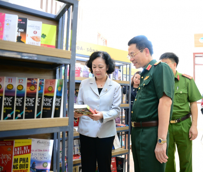 Ba Truong Thi Mai va Thieu tuong Nguyen Manh Hung 