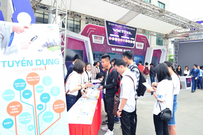 Gian hang cua Viettel thu hut dong dao sinh vien t