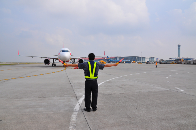 A3. Nhân viên đánh tín hiệu tàu bay lăn