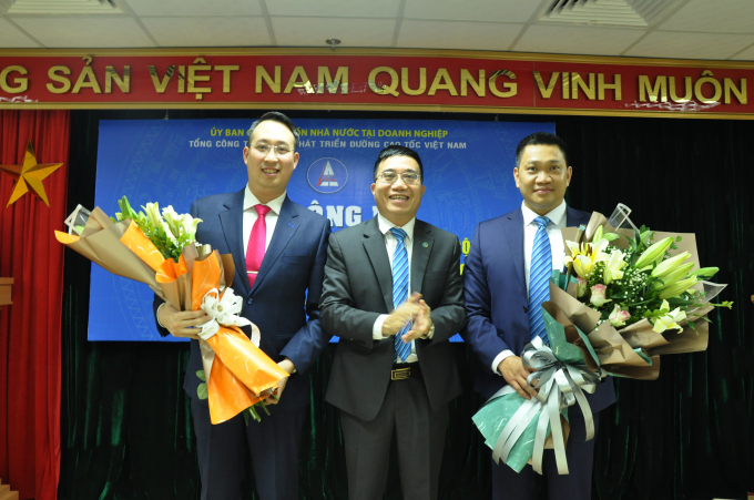 chup ky niem voi 2 tan 