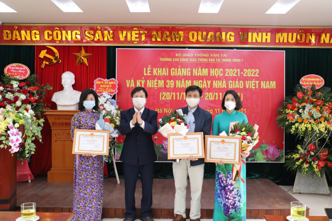 Thầy Bùi Quốc Thịnh tặng hoa các khoa đạt giải tại