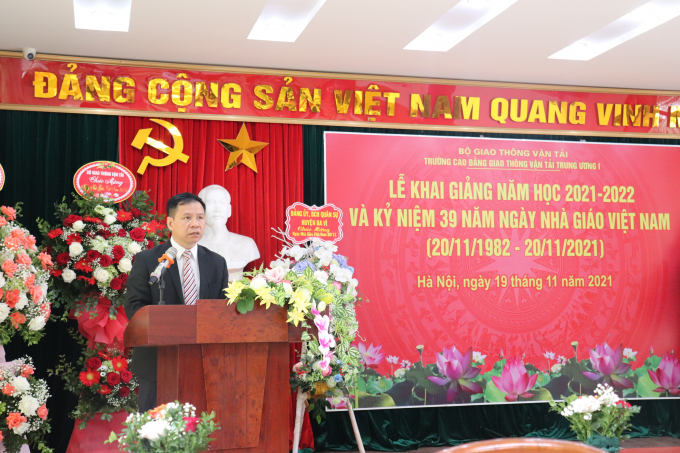 Thầy Dương Thế Anh - phó Bí thư Đảng ủy, Hiệu trưở