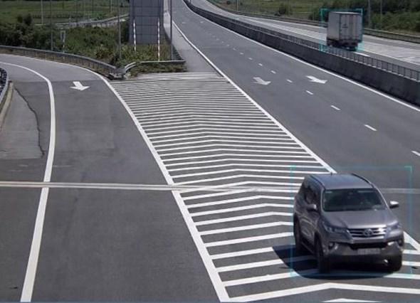 Lùi xe trên cao tốc, tài xế bị phạt 17 triệu đồng, tước GPLX 6 tháng