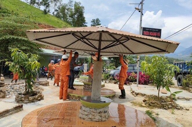 Tháo gỡ công trình vi phạm hành lang đường bộ trên QL27C.