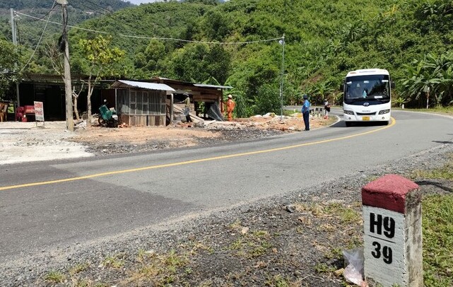 Dẹp bỏ các vật kiến trúc vi phạm hành lang an toàn đường bộ, gây mất ATGT.