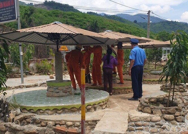 Những cây dù làm bằng mái tôn dựng san sát trong hàng lang đường bộ QL27C được tháo gỡ.