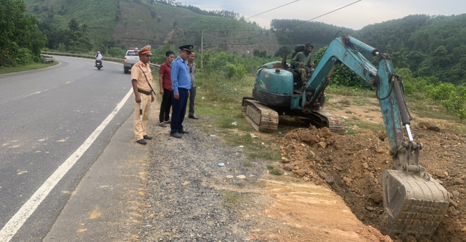 Sử dụng máy đào tạo rãnh, dựng hộ lan ngăn chặn đường đấu nối trái phép vào QL27C.