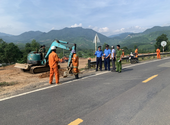 Xử lý hộ dân đã tự ý tháo dỡ hộ lan, san lấp mặt bằng trong hành lang an toàn đường bộ.