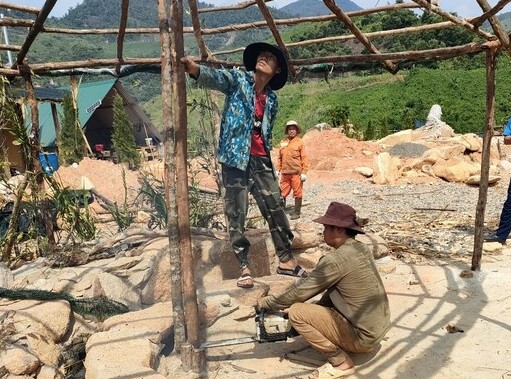 Tình trạng vi phạm hành lang an toàn giao thông QL27C diễn ra khá phổ biến.