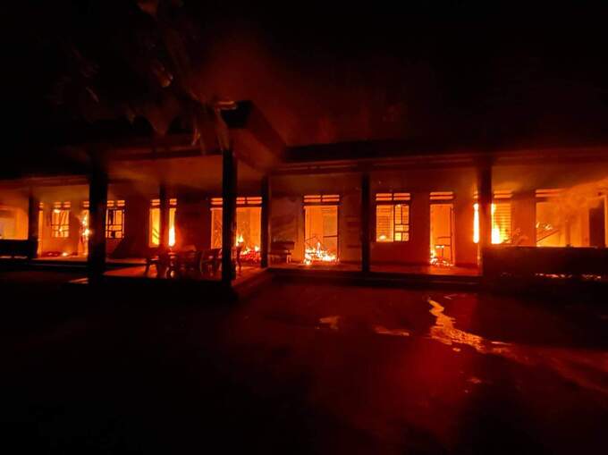 Trụ sở xã Trà Tập cháy dữ dội trong đêm. Ảnh: Đ.T 