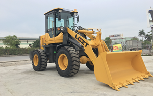 Ô tô con kẹp giữa container, sai lầm nhiều lái xe mắc phải