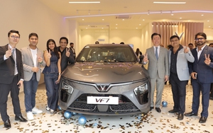 Dừng đèn đỏ bị xe đỗ trước lùi hỏng hệ thống an toàn, liệu có lỗi không giữ khoảng cách? - Ảnh 2.