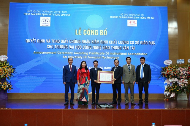 Trường Đại học Công nghệ GTVT khai giảng năm học mới - Ảnh 2.