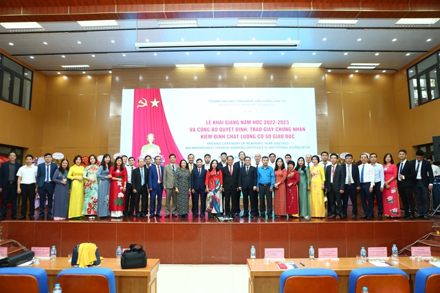 Trường Đại học Công nghệ GTVT khai giảng năm học mới - Ảnh 3.