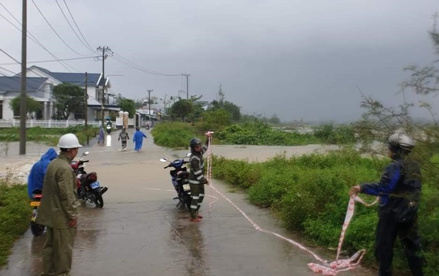 Miền Trung: Nhiều tuyến đường ngập sâu, sạt lở do mưa lớn - Ảnh 5.